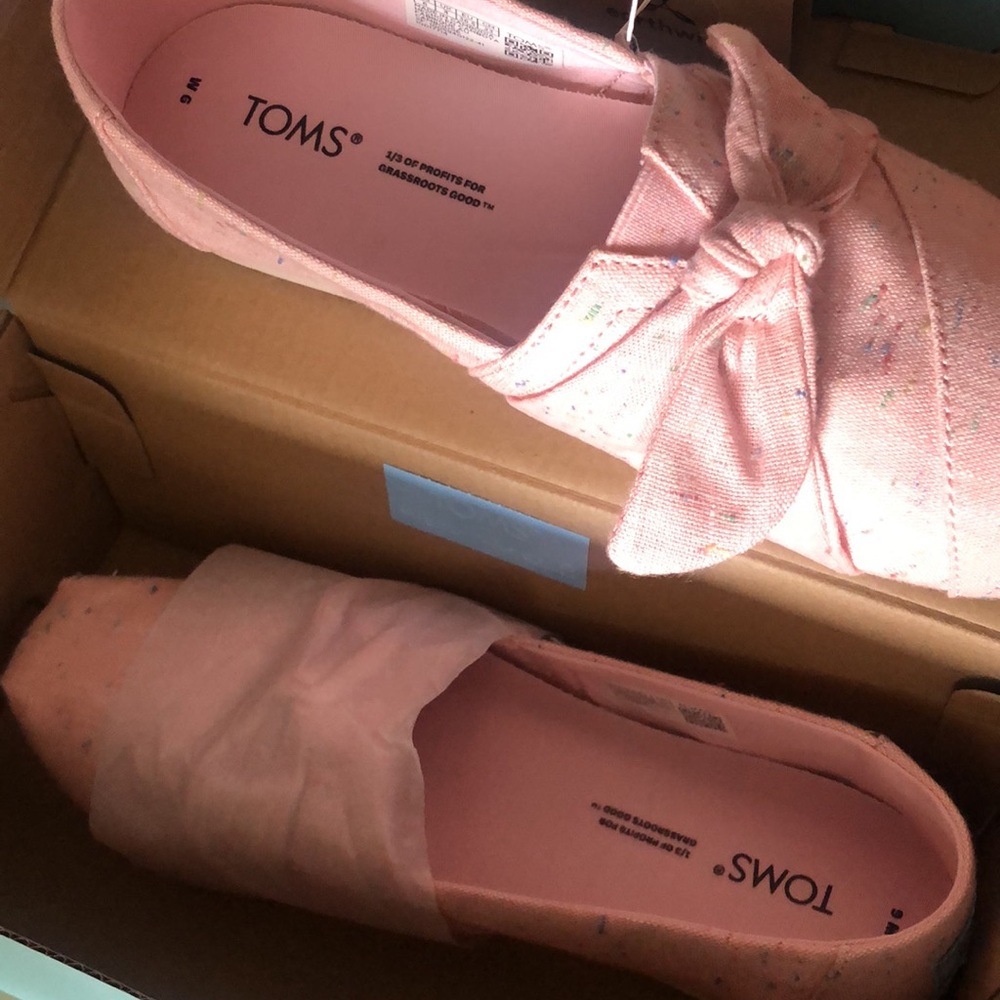 NWT Toms slip on Pink with bow size 6